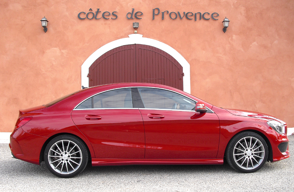 Mercedes CLA: Und so sieht das viertürige Coupé von der Seite aus.
