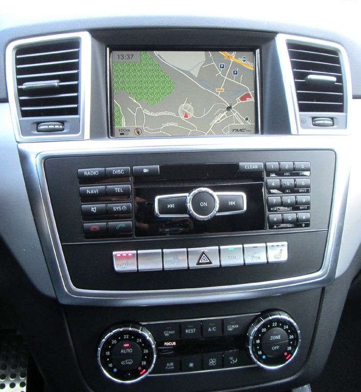 Mercedes ML 350 Bluetec 4Matic: Blick auf den mittleren Armaturenträger.