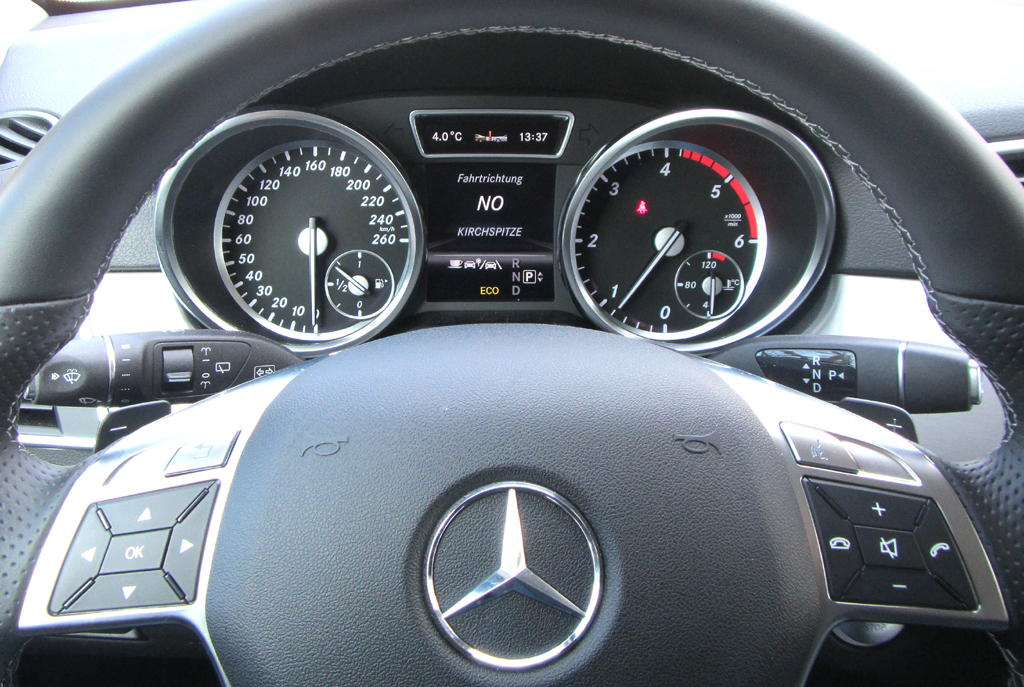 Mercedes ML 350 Bluetec 4Matic: Blick durch den Lenkradkranz auf die Rundinstrumentierung.