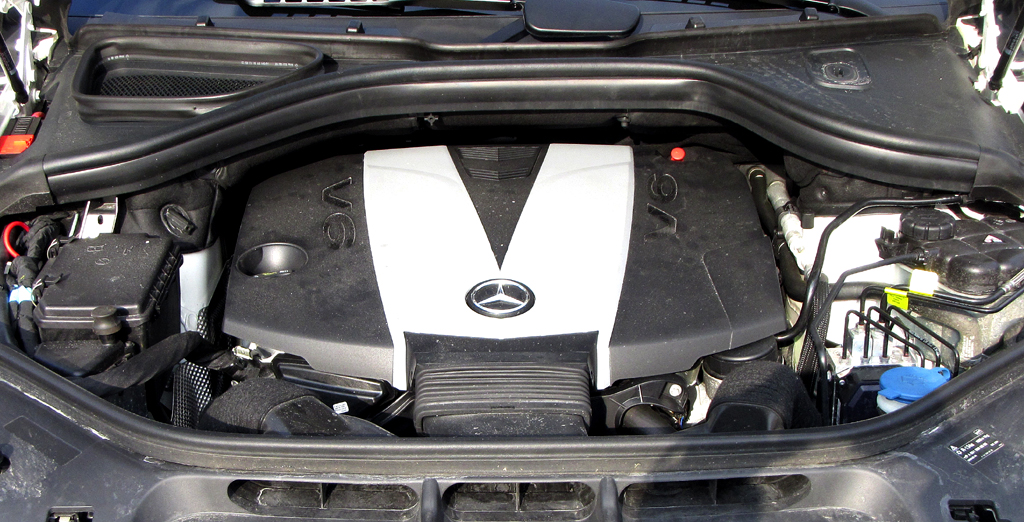 Mercedes ML 350 Bluetec 4Matic: Blick unter die Haube auf den 3,0-Liter-Turbodiesel.