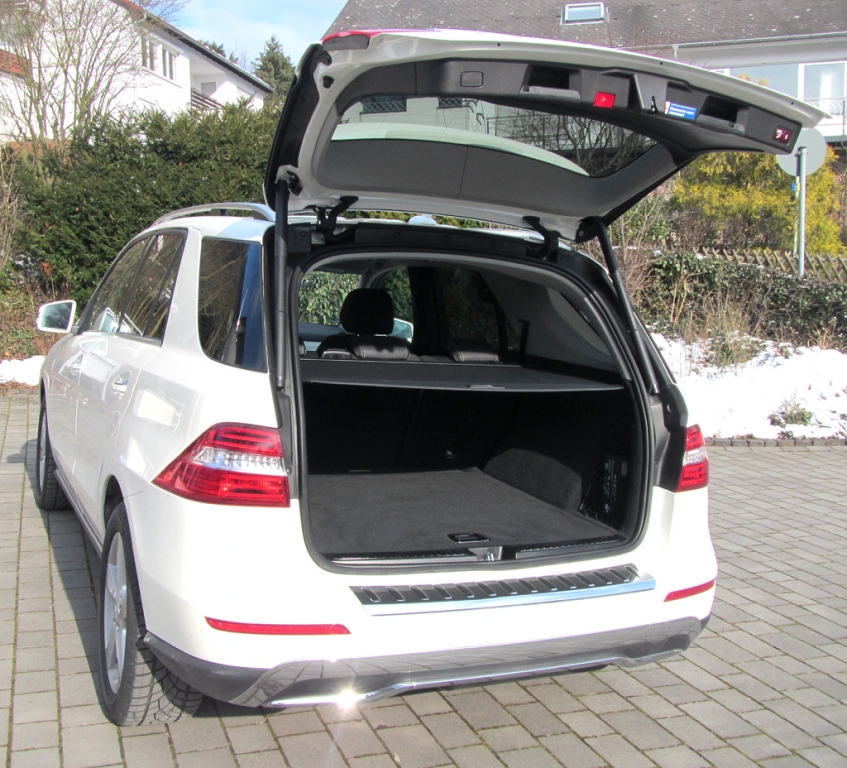 Mercedes ML 350 Bluetec 4Matic: Ins Gepäckabteil passen fast 700 bis über 2000 Liter hinein. 