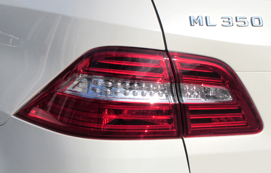 Mercedes ML 350 Bluetec 4Matic: Moderne Leuchteinheit hinten mit Modellschriftzug.