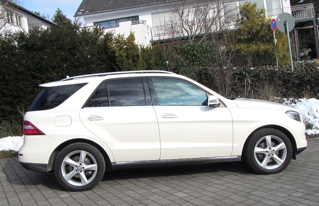Mercedes ML 350 Bluetec 4Matic: Und so sieht das luxuriöse SUV-Modell von der Seite aus.
