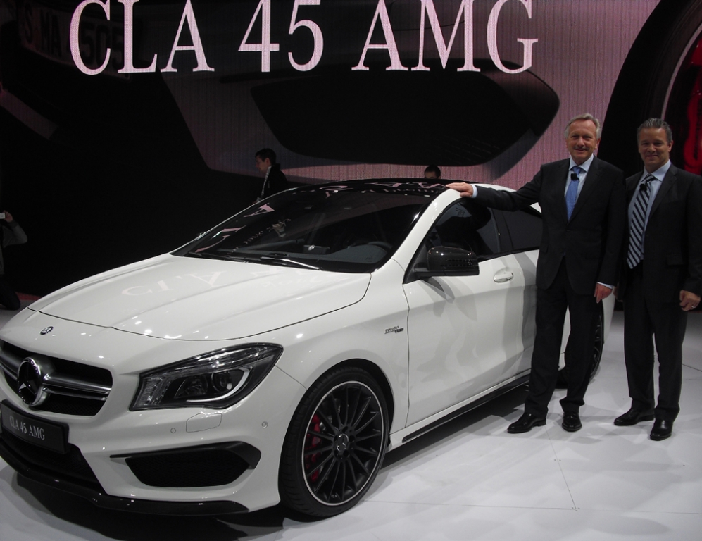 Mercedes-USA-Chef Stephen Cannon (rechts) und Verkaufschef Joachim Schmidt bei der Weltpremiere des neuen AMG-Coupés bei der Autoschau in New York.