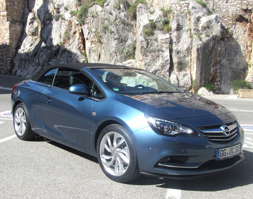 Opel Cascada: Auch mit geschlossenem Dach kann sich das Cabrio sehen lassen.