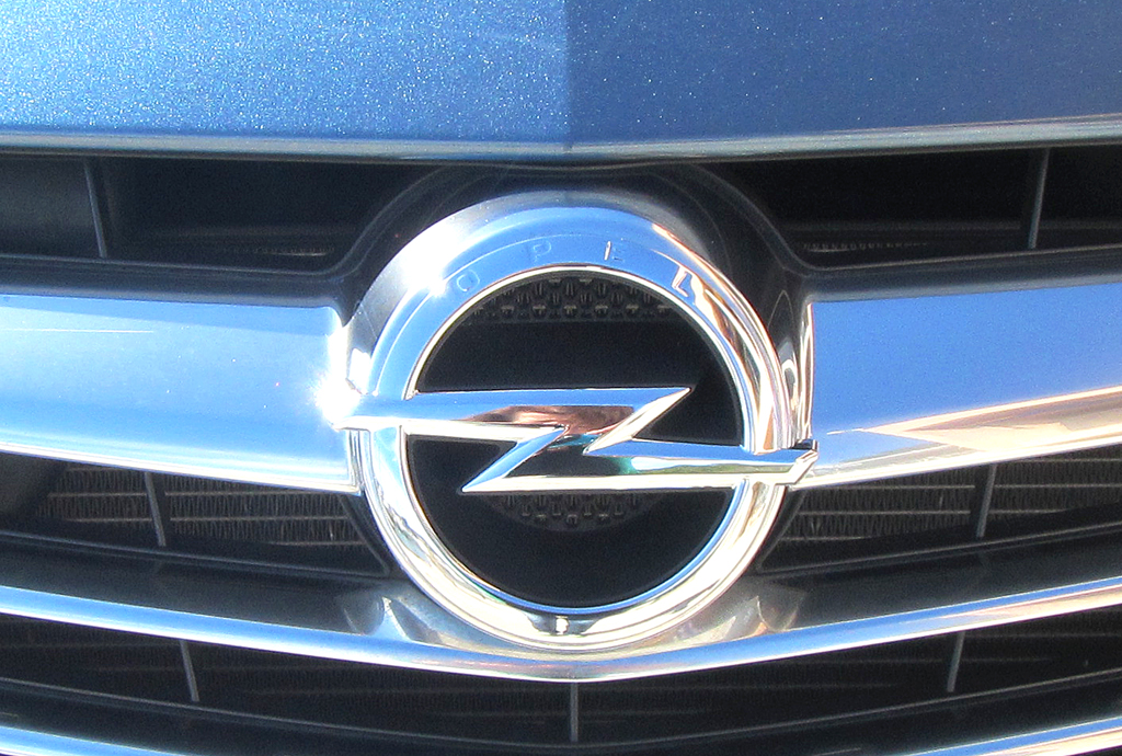 Opel Cascada: Das Markenlogo sitzt vorn in einer Chromspange im oberen Kühlergrill-Teil.
