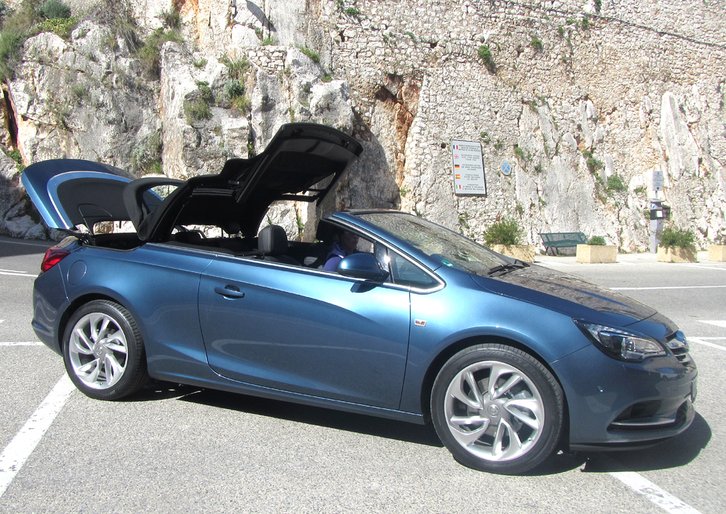 Opel Cascada: Das klassische Stoffverdeck lässt sich automatisch öffnen und schließen.