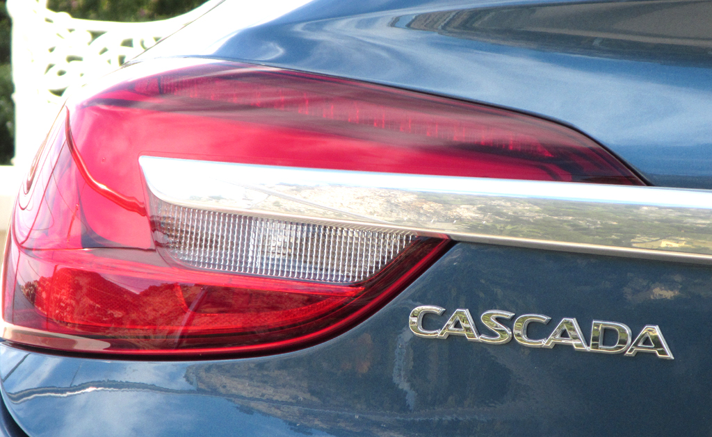 Opel Cascada: Moderne Leuchteinheit hinten mit Modellschriftzug.