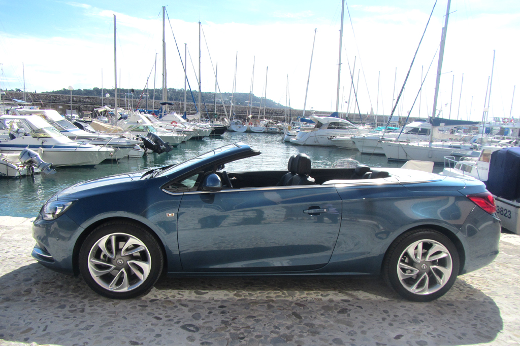 Opel Cascada: So elegant sieht der Viersitzer offen von der Seite aus.