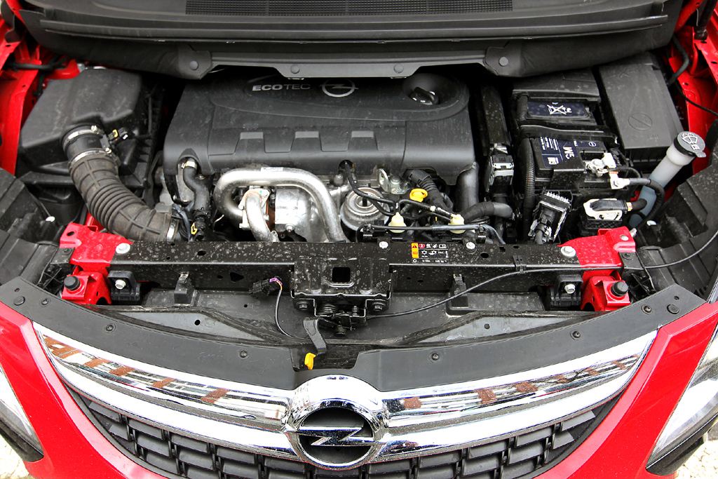 Opel Zafira Tourer: Blick auf den doppelt befeuerten Vierzylinder-Selbstzünder mit 143/195 kW/PS. 