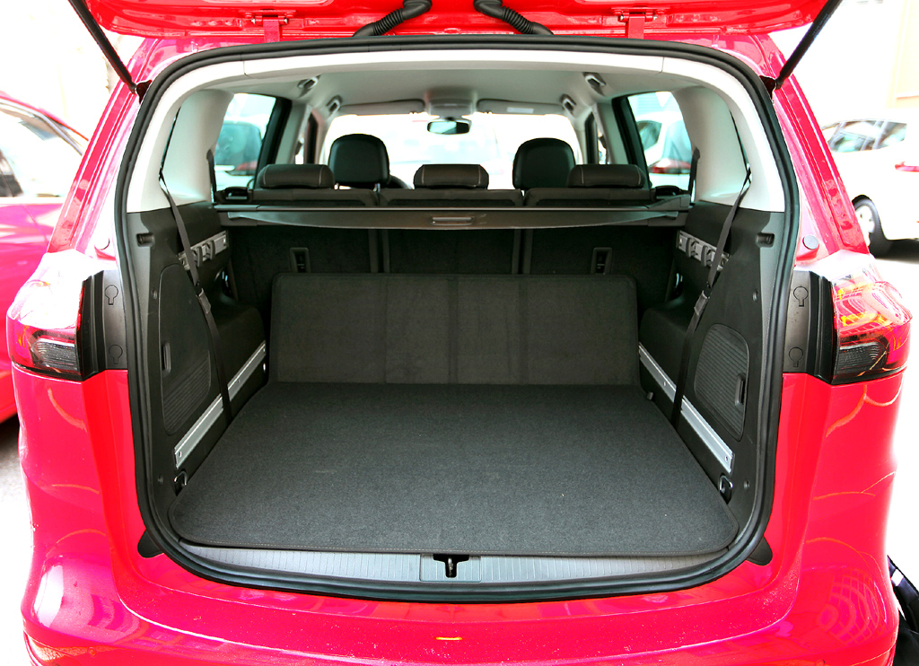 Opel Zafira Tourer: Das Gepäckabteil fasst 152 bis 1792 Liter (Fünfsitzer 710 bis 1860 Liter). 