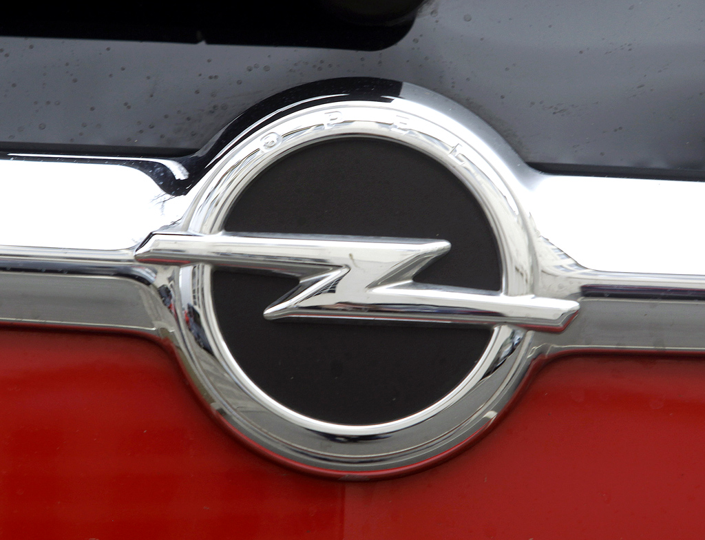 Opel Zafira Tourer: Das Markenlogo sitzt vorn in einer Chromschwinge oben am Kühlergrill. 