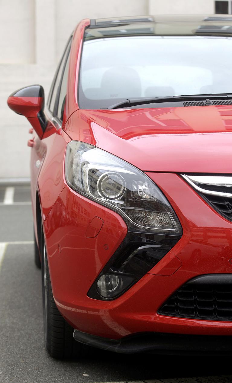 Opel Zafira Tourer: Moderne Bumerang-Leuchteinheit vorn. 