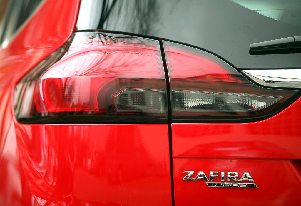 Opel Zafira Tourer: Moderne Leuchteinheit hinten mit Modellschriftzug. 
