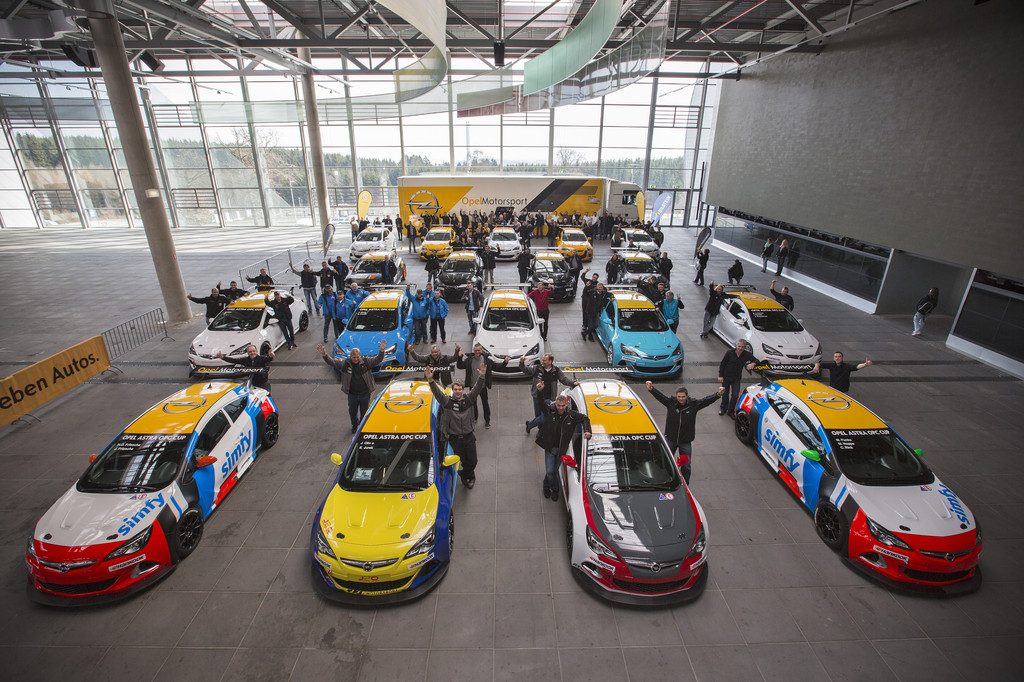 Opel übergibt 20 Astra OPC Cup