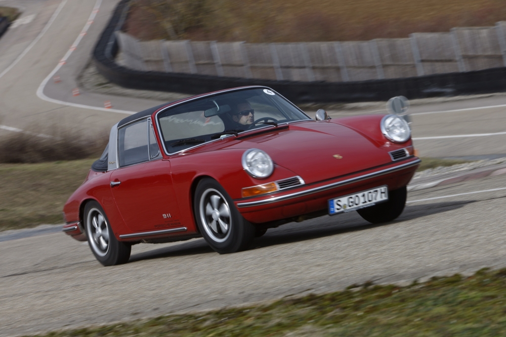 Panorama: 50 Jahre Porsche 911 - Reifen hält jung