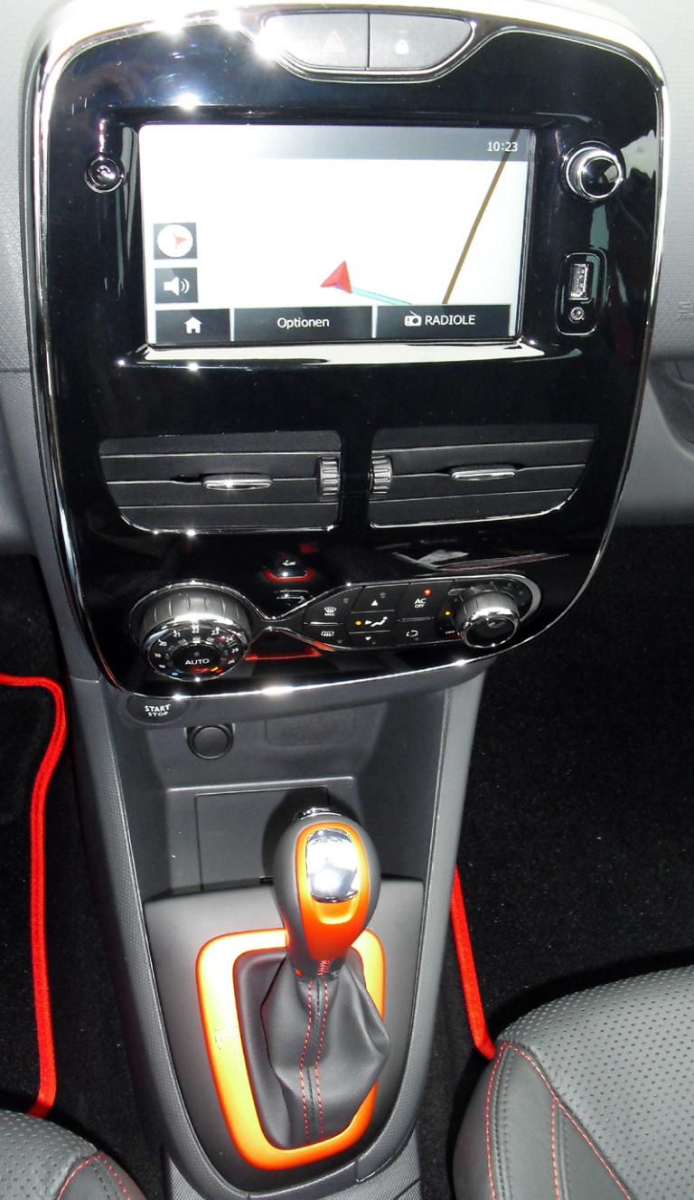 Renault Clio RS: Blick auf den mittleren Armaturenträger. 
