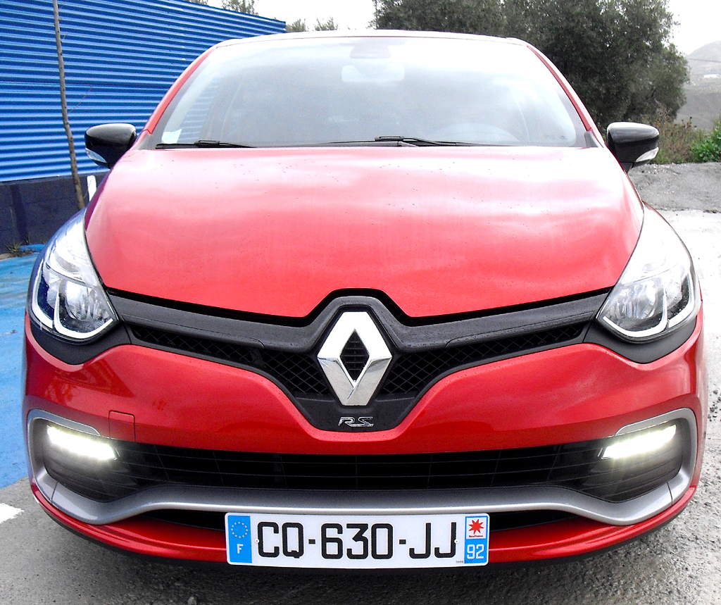Renault Clio RS: Blick auf die Frontpartie mit extra breitem Lufteinlass. 