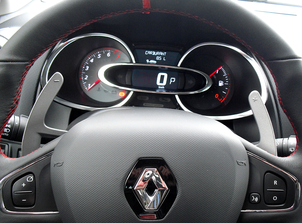 Renault Clio RS: Blick durch den Lenkradkranz auf Rund- und Querinstrumentierung. 