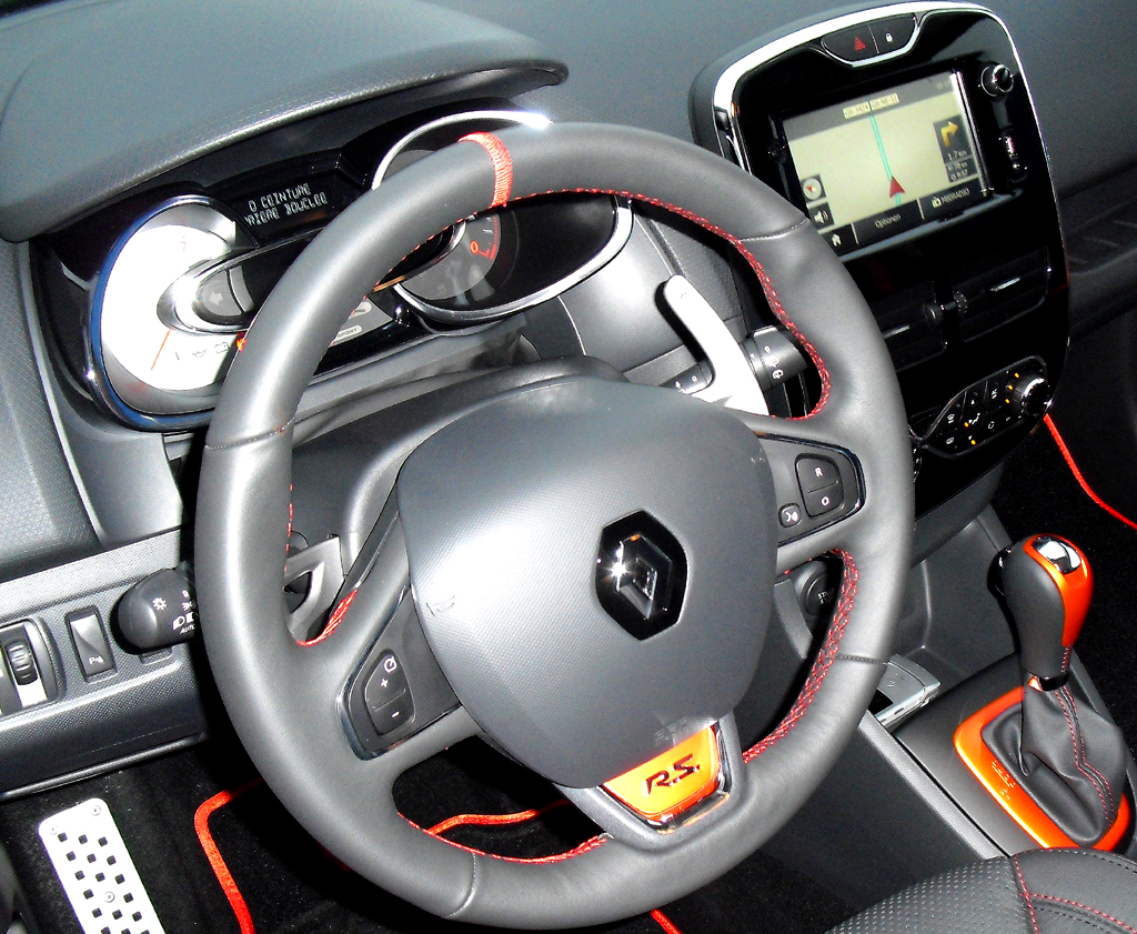 Renault Clio RS: Blick ins sportlich-funktionelle Cockpit. 