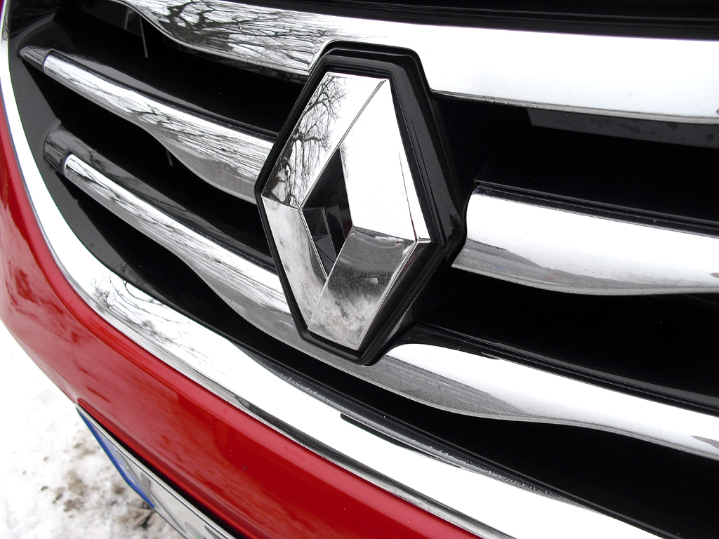 Renault Koleos: Der Markenrhombus sitzt vorn mittig im Kühlergrill. 