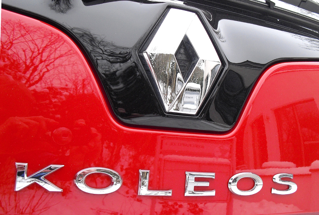 Renault Koleos: Markenlogo und Modellschriftzug auf der Heckklappe. 