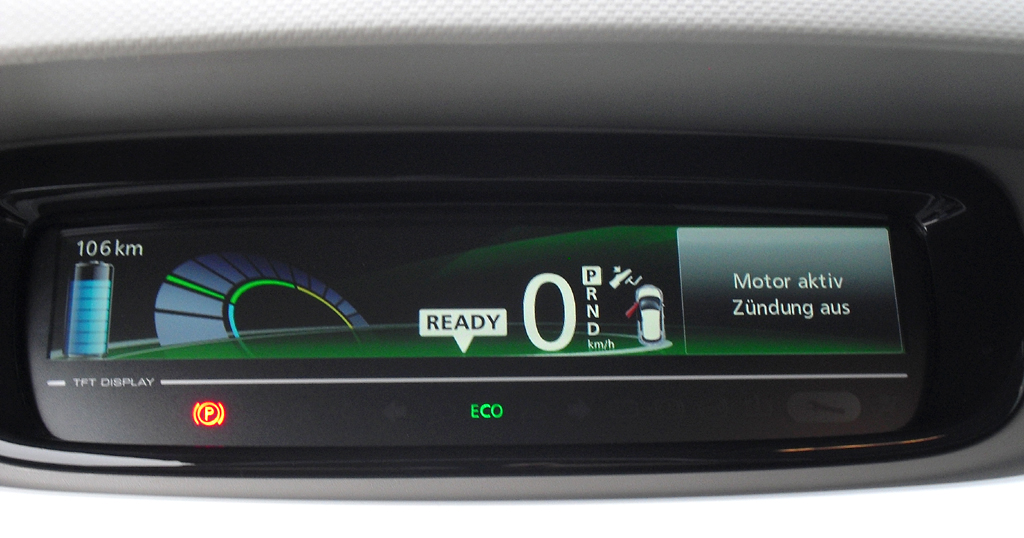 Renault Zoe: Blick durch den Lenkradkranz auf die horizontal ausgerichtete Zentralanzeige. 