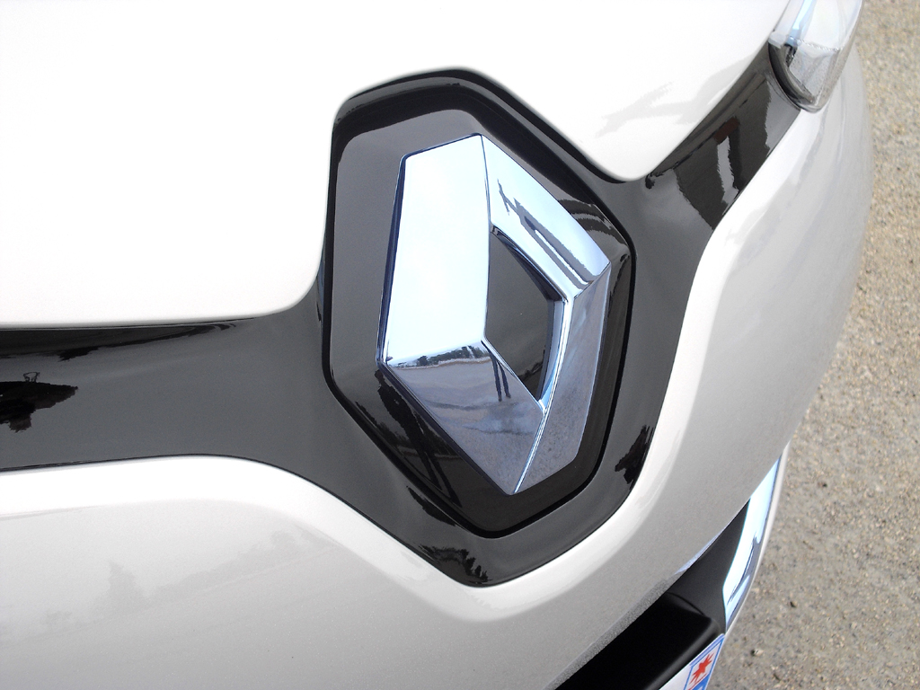 Renault Zoe: Hinter dem Markenrhombus vorn verbirgt sich der Ladeanschluss. 