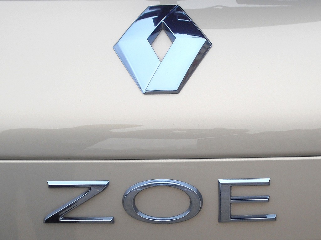 Renault Zoe: Markenlogo und Modellschriftzug auf der Heckklappe. 