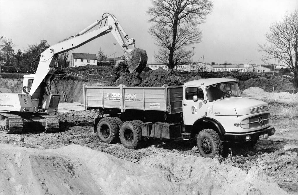 Retro Classics 2013: Daimler zeigt 14 historische Lkw