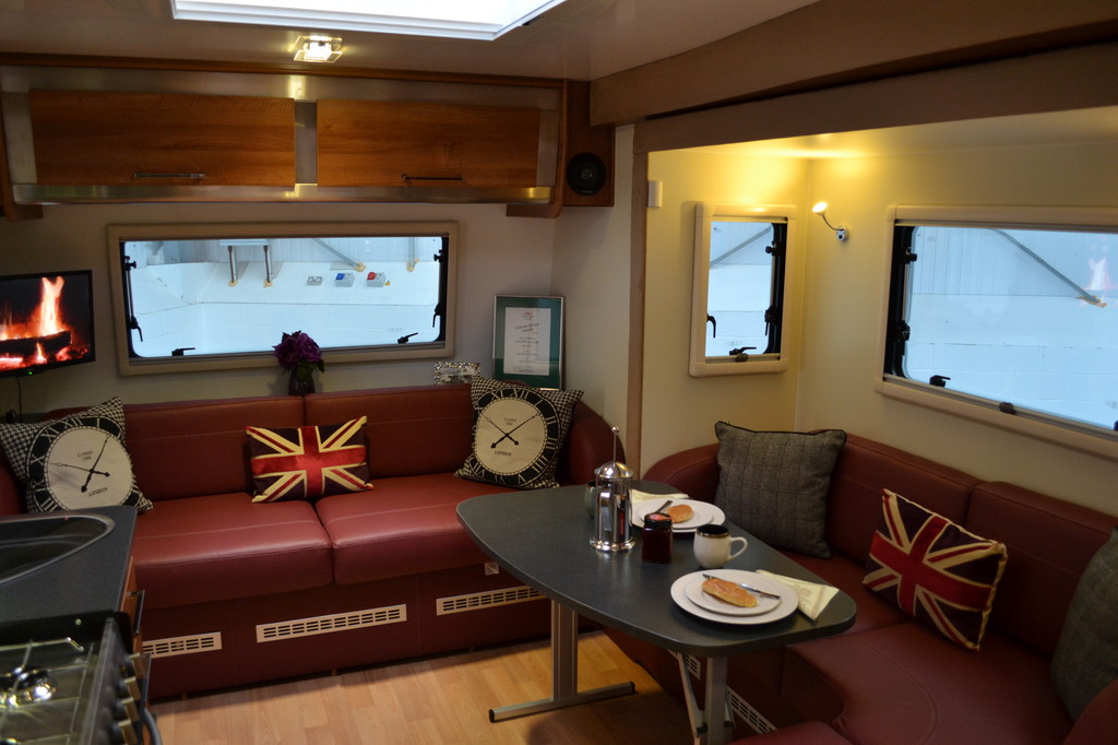 Roka bietet britische Inos-Caravans mit elektrischem Erker