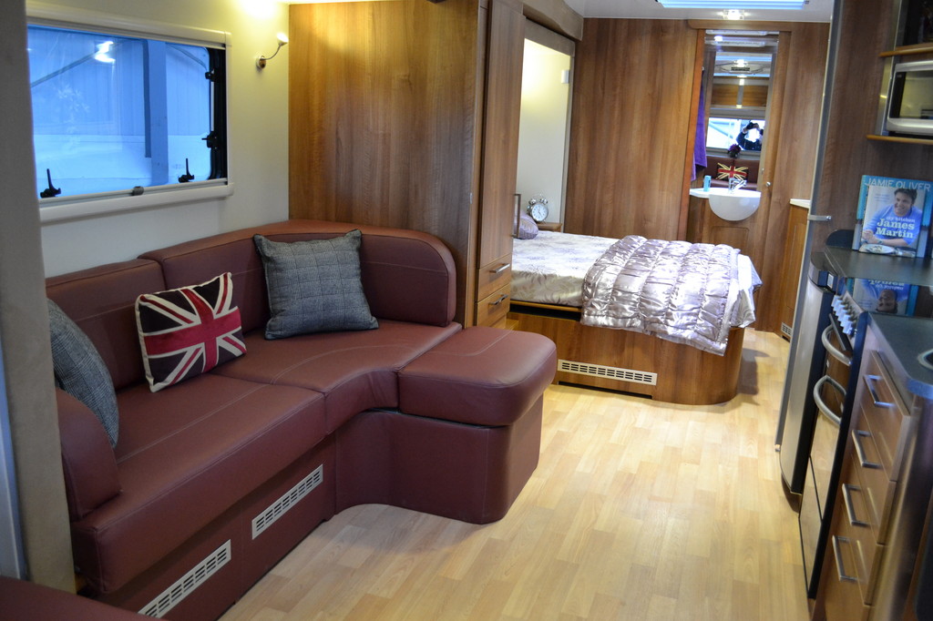 Roka bietet britische Inos-Caravans mit elektrischem Erker