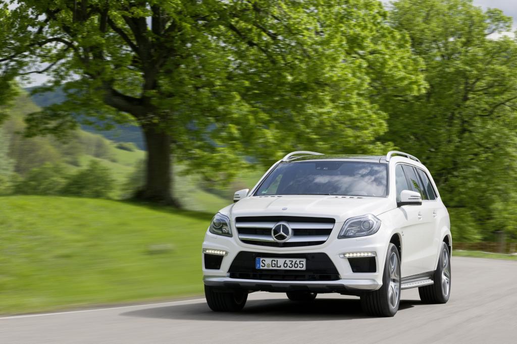 Schon beim Anlassen faucht der V8 mit seinen beiden Turbos so laut, dass der Puls wie von selbst ein paar Schläge zulegt
