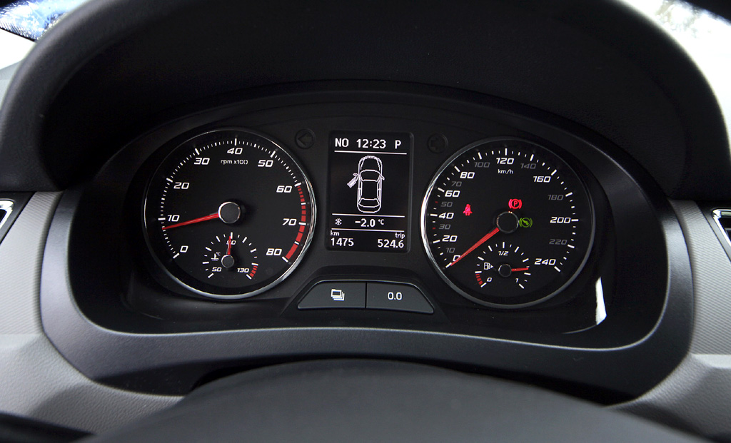 Seat Toledo: Blick durch den Lenkradkranz auf die Rundinstrumentierung. 