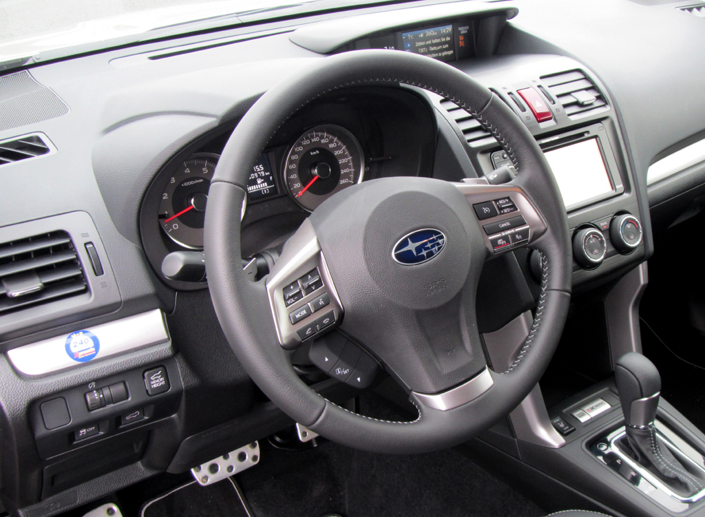 Subaru Forester: Blick ins recht übersichtlich gestaltete Cockpit. 