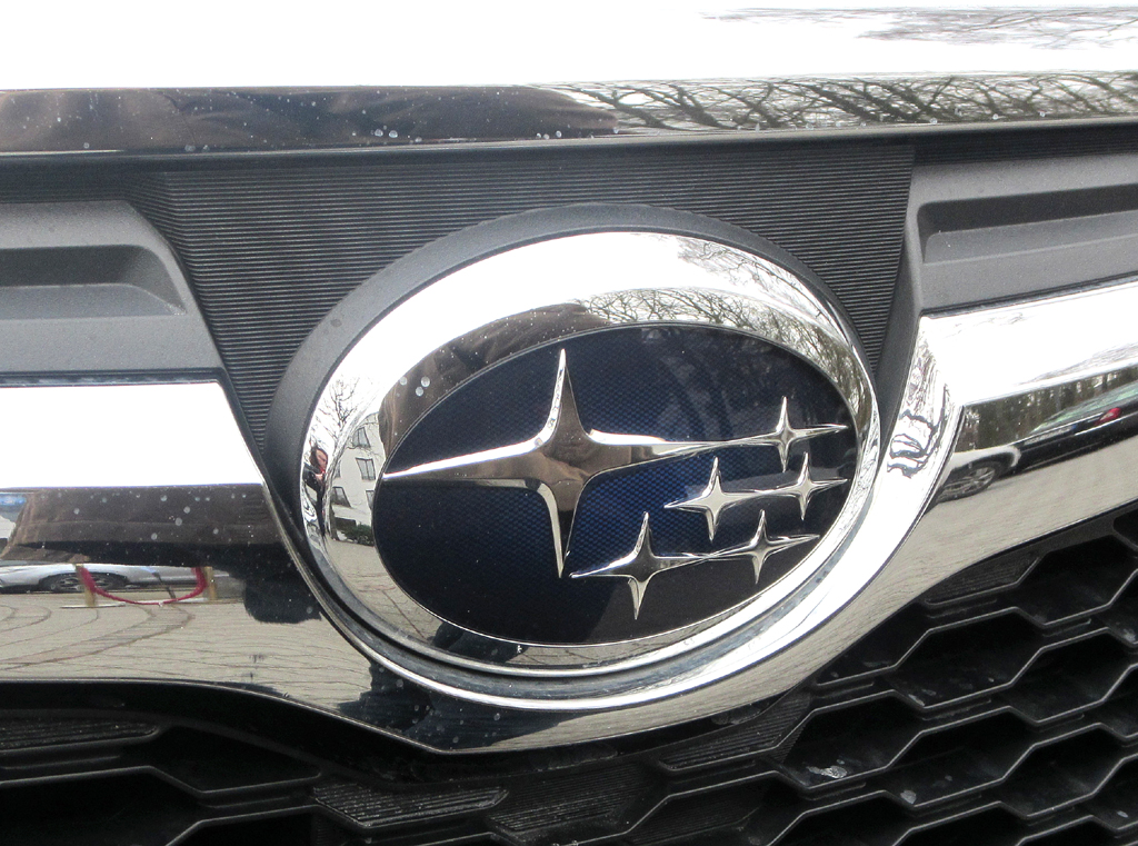 Subaru Forester: Das Markenlogo sitzt vorn am oberen Kühlergrill-Teil. 