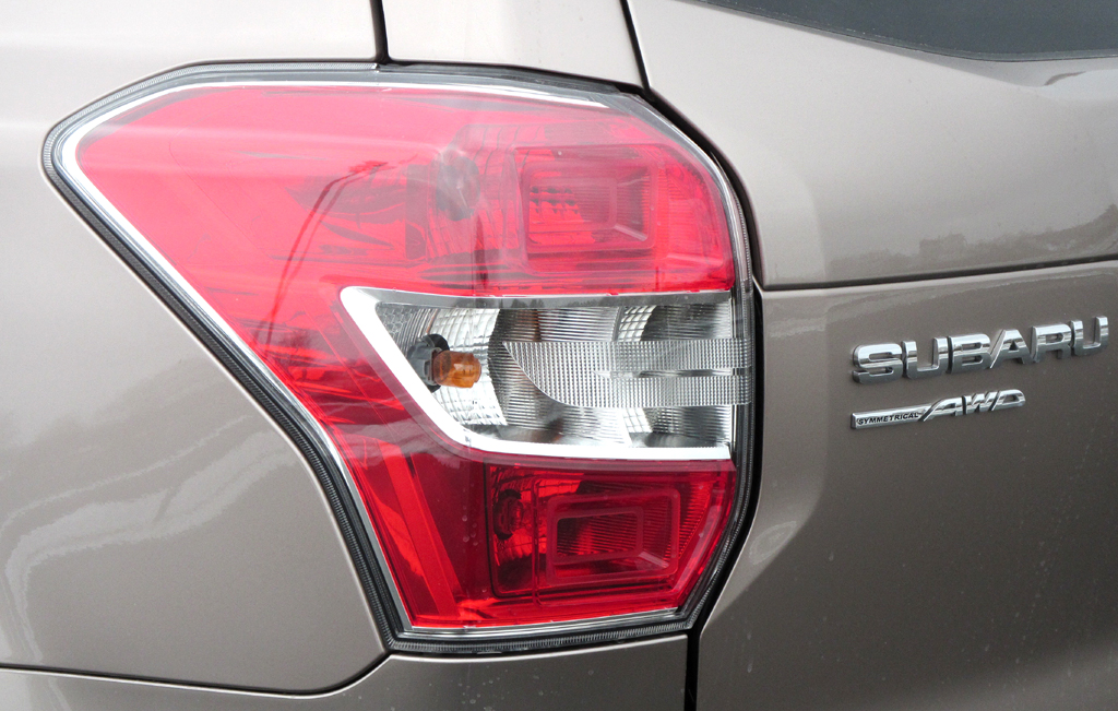 Subaru Forester: Moderne Leuchteinheit hinten mit Marken- und Allradschriftzug. 