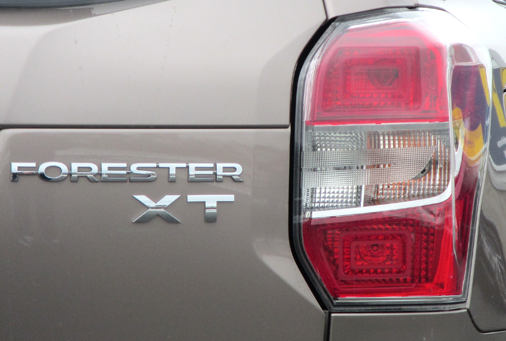 Subaru Forester: Moderne Leuchteinheit hinten mit Modellschriftzug und Turbobenziner-Kürzel. 