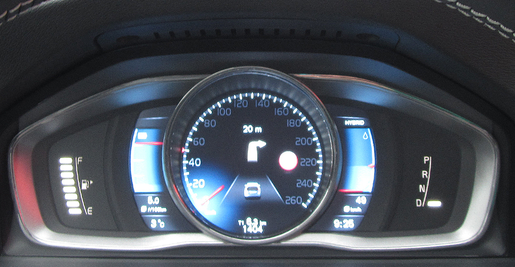 Volvo V60 D6 AWD: Blick durch den Lenkradkranz auf das Display. 