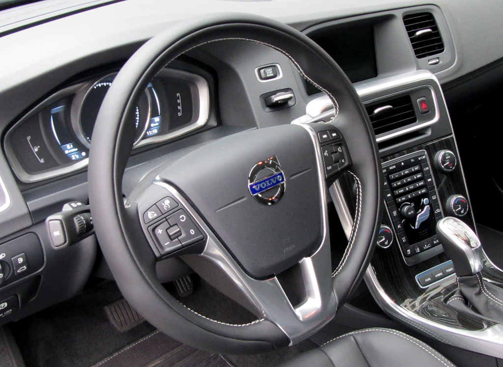 Volvo V60 D6 AWD: Blick ins funktionelle Cockpit. 