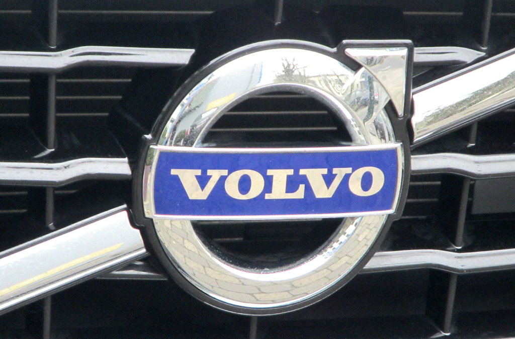 Volvo V60 D6 AWD: Das Markenlogo sitzt vorn in einer Diagonalstrebe mittig im Kühlergrill. 