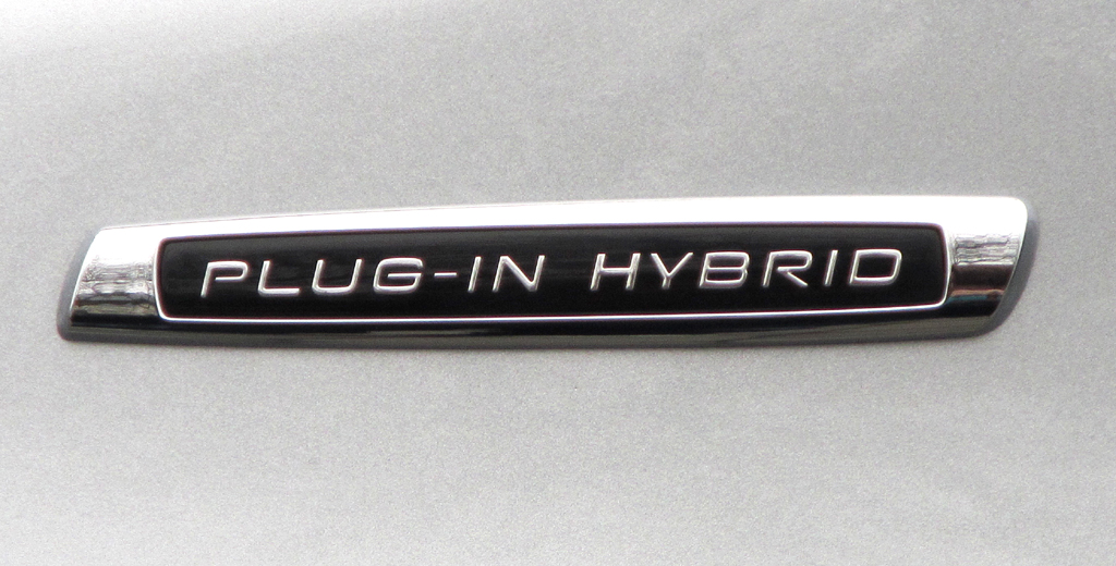 Volvo V60 D6 AWD: Der Plug-in-Hybrid-Schriftzug deutet auf die Doppelherzkraft hin. 