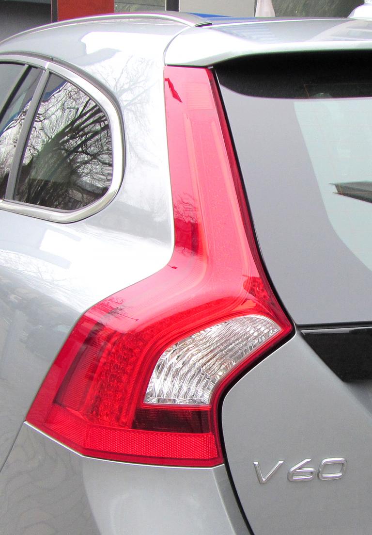 Volvo V60 D6 AWD: Moderne Leuchteinheit hinten mit Modellschriftzug. 