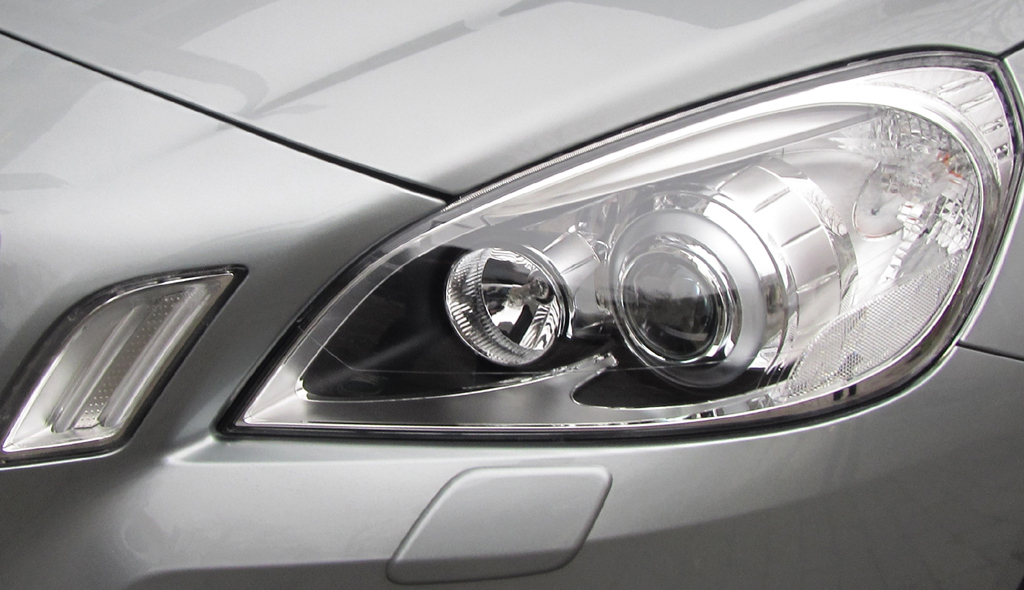 Volvo V60 D6 AWD: Moderne Leuchteinheit vorn. 