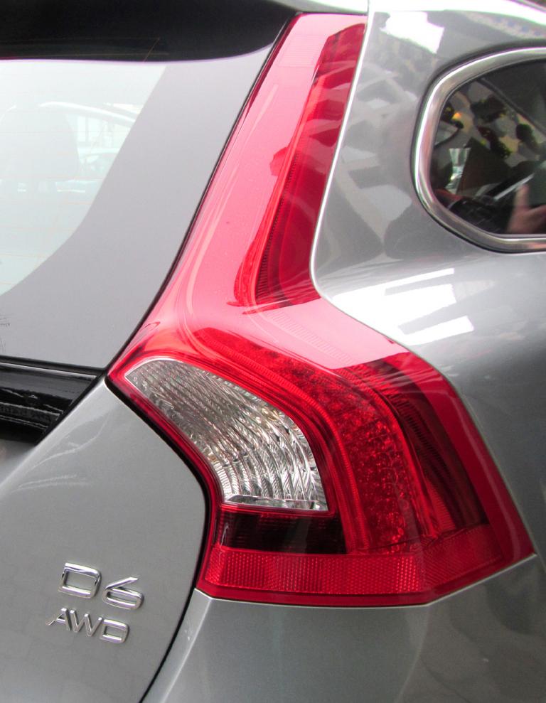 Volvo V60 D6 AWD: Moderne Leuchteinheiten hinten mit Antriebsschriftzug. 