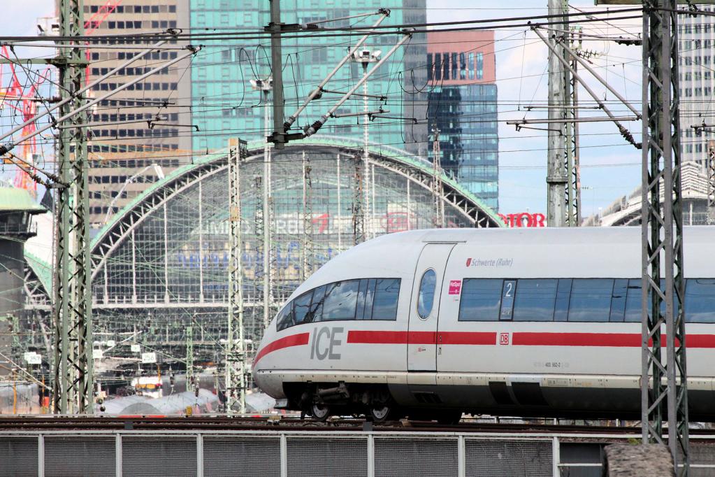 Über 11 Milliarden Bus- und Bahnreisende