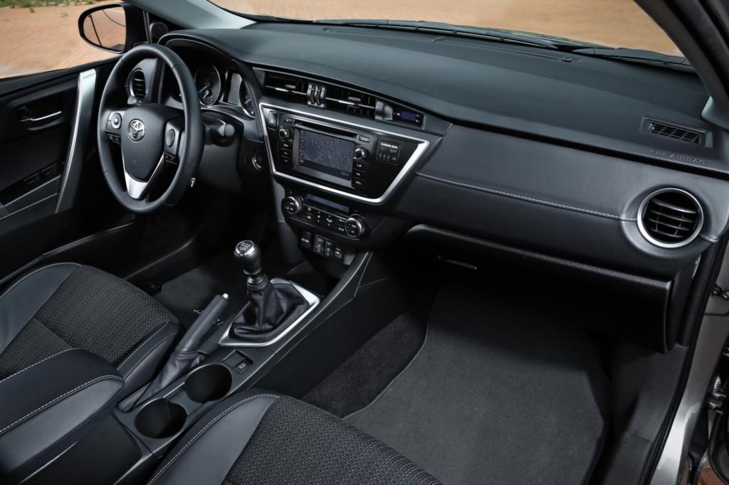 Alltags-Adonis mit kleinen Schwächen: der neue Toyota Auris, hier der Innenraum