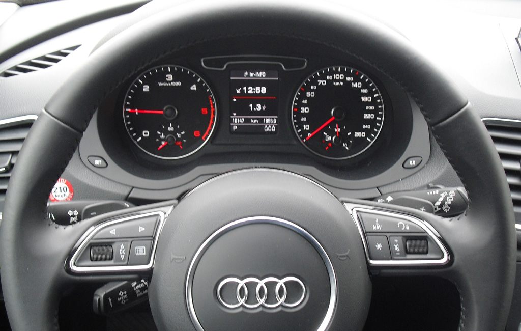 Audi Q3: Blick durch den Lenkradkranz auf die Rundinstrumentierung.
