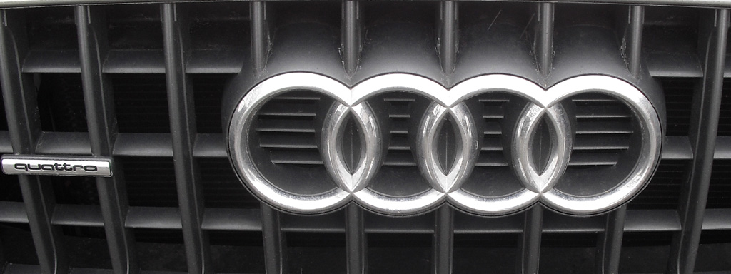 Audi Q3: Die vier Markenringe sitzen vorn mittig im Kühlergrill.