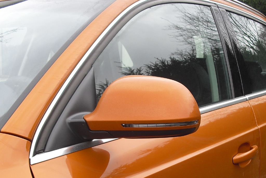Audi Q3: In die Außenspiegel sind kleine Blinkleisten integriert.